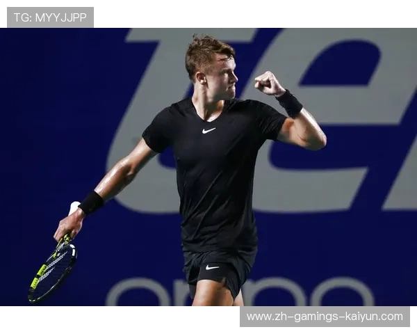 网球选手因失误大笑全场