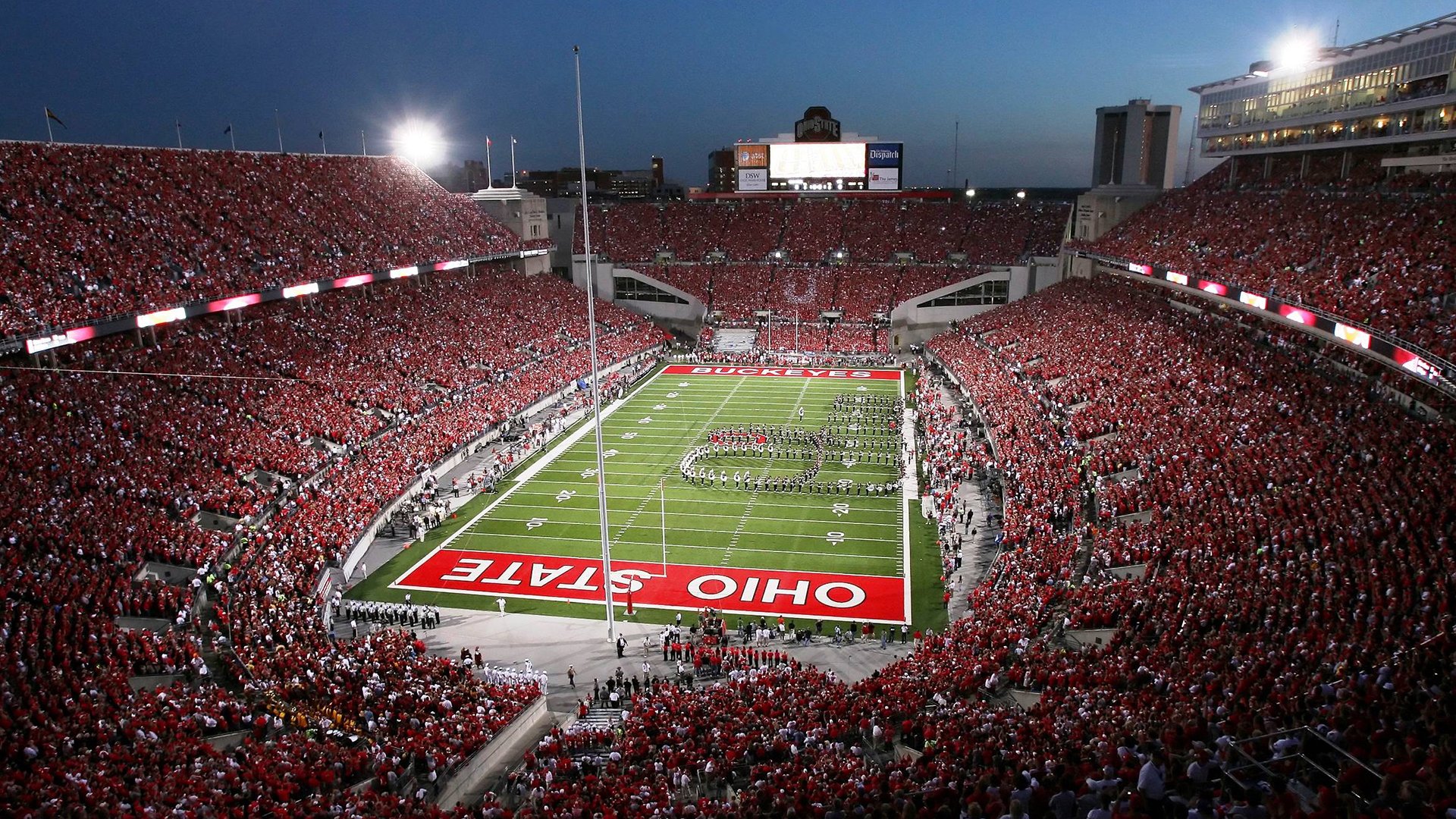 中国滑板公开赛南京站街式挑战赛精彩纷呈，选手们现场比拼高难度动作